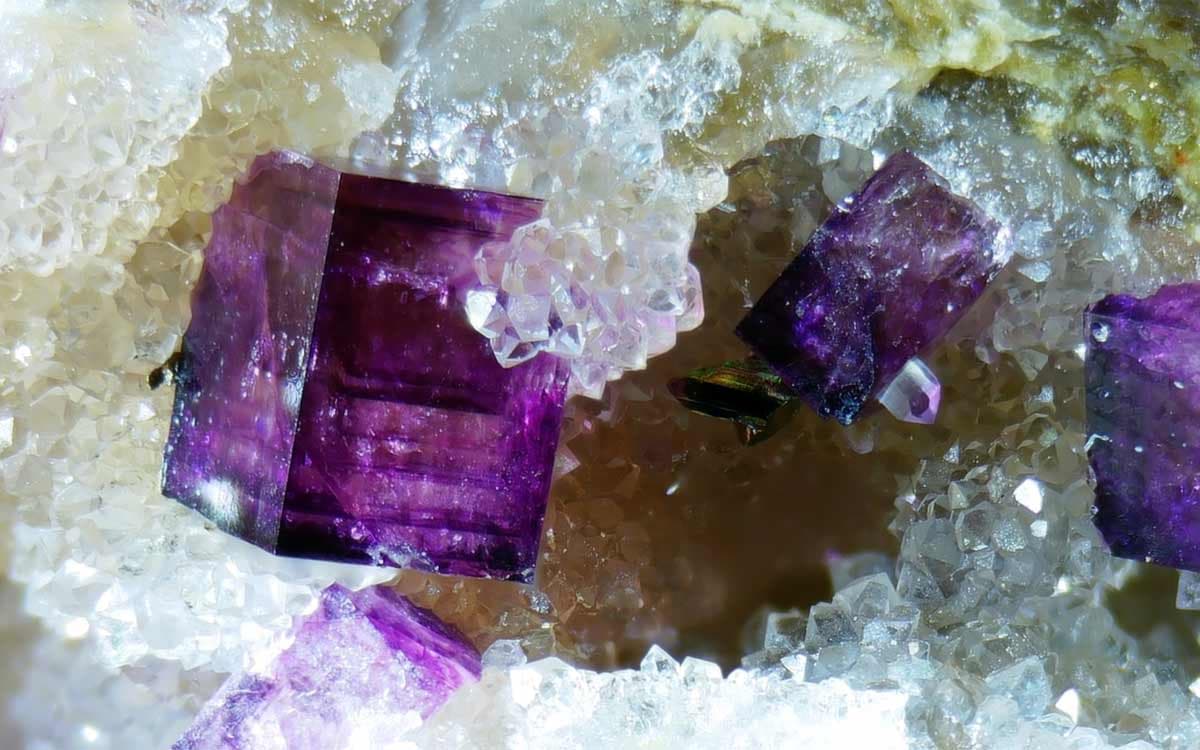 Strahlender Fluorit bei CrystalScents – Kristalle wie kleine Wunder