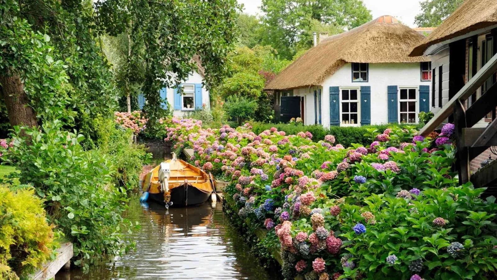Giethoorn: Entdecken Sie das niederländische Wasserdorf mit seinen idyllischen Kanälen