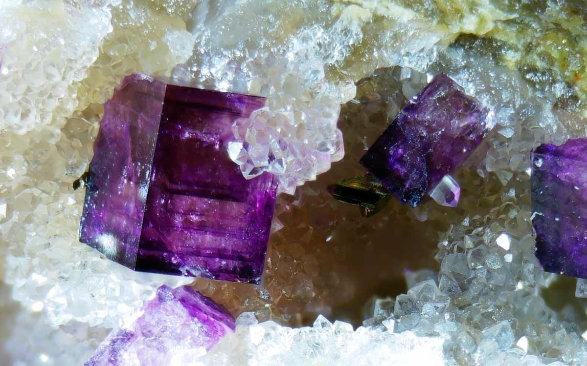 Strahlender Fluorit bei CrystalScents – Kristalle wie kleine Wunder