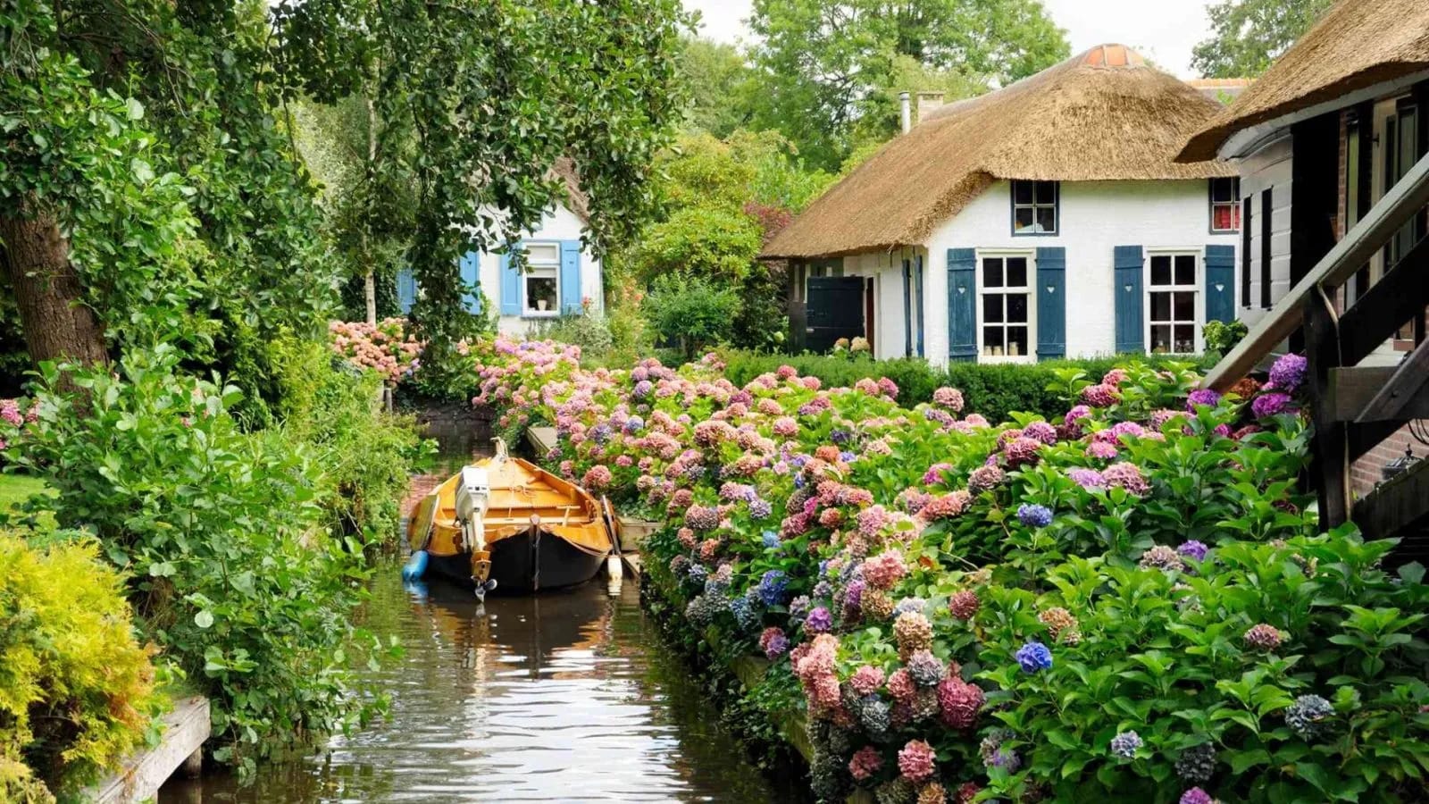 Giethoorn: Entdecken Sie das niederländische Wasserdorf mit seinen idyllischen Kanälen