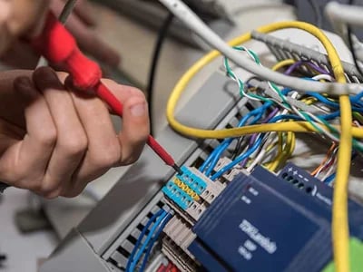 Erfahren Sie alles über die UVV Prüfung im Kontext der DGUV V3 Prüfung und ihrer gesetzlichen Bedeutung