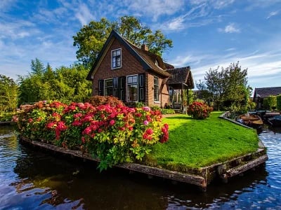Giethoorn: Entdecken Sie das niederländische Wasserdorf mit seinen idyllischen Kanälen