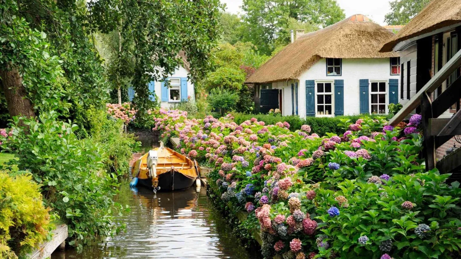 Giethoorn: Entdecken Sie das niederländische Wasserdorf mit seinen idyllischen Kanälen