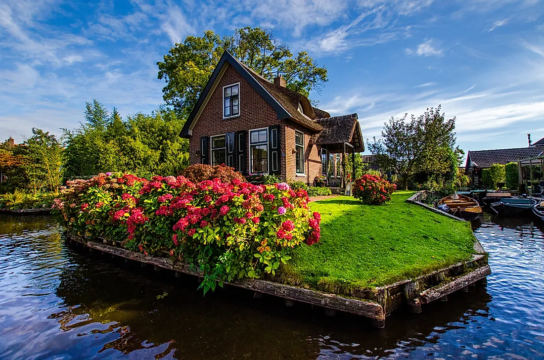 Giethoorn: Entdecken Sie das niederländische Wasserdorf mit seinen idyllischen Kanälen